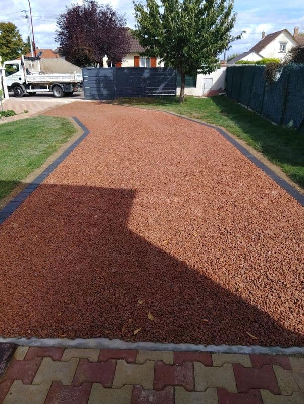 Aménagement de cour en dallage — réalisation Remy Paysage